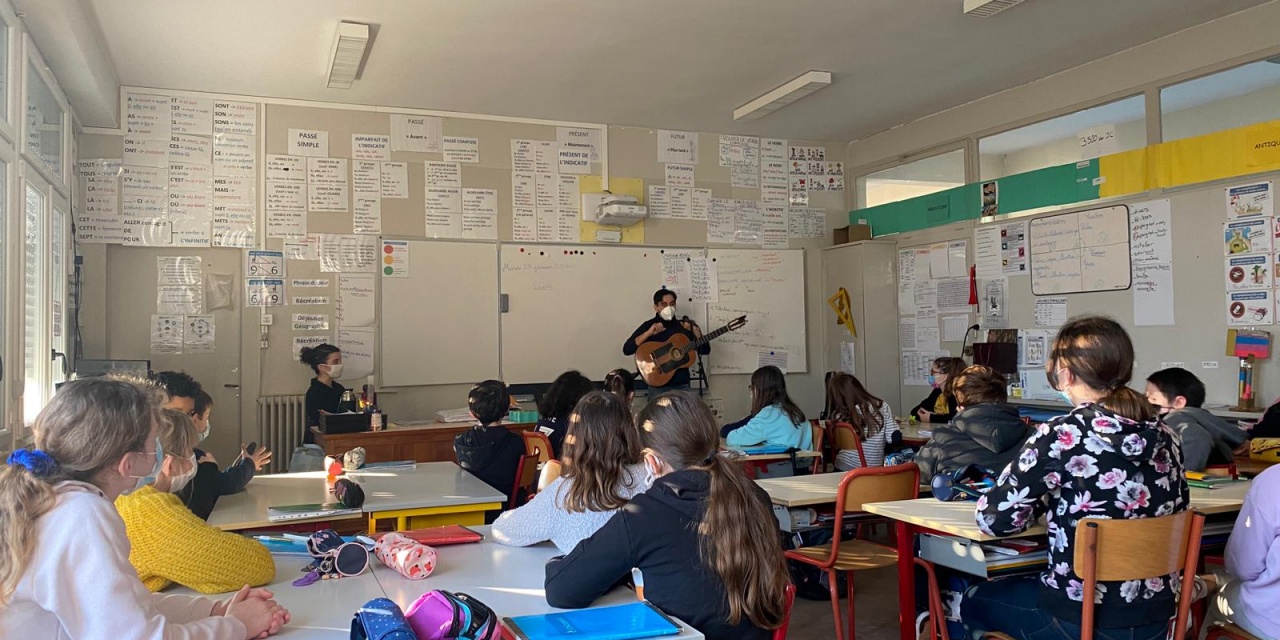 Igor Quezada en ateliers de médiation culturelle dans 7 classes de La Cali